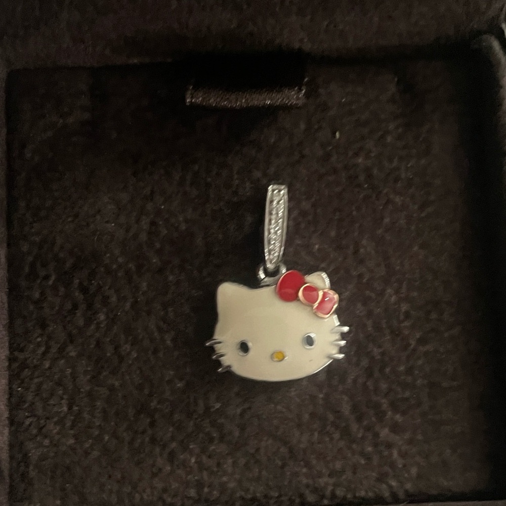 Hello Kitty Silver and Red Pendant
Kimora Lee Simmons 18 kt gold & 925